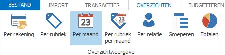 Klik op OVERZICHTEN Klik op [Per maand] In het scherm ziet u de maanden met bijbehorende totaalbedragen. Zo ziet u per maand het totale bedrag van de uitgaven, de inkomsten en het totaal.