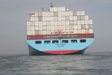 Het containerschip Zoals de naam al zegt, kunnen we met dit schip alleen containers vervoeren. De vraag die we ons hierbij moeten stellen is: Wat is eigenlijk een container.