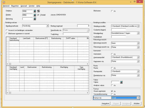 Bij de stamgegevens van de debiteur kunt u aangeven of de factuur via e-mail verstuurd moet worden.