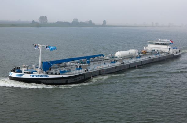 Interreg IVA-project: p. 35 3.3 Schepen De traditionele scheepsvaart gebruikt diesel en zware stookolie als brandstof die in de meeste gevallen verbrand worden in een 2-takt dieselmotor.