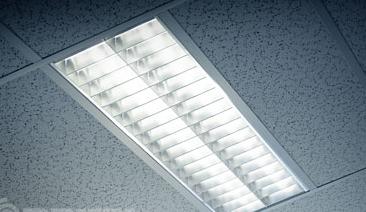 Voorbeeld berekening 4 Bedrijf heeft 850 armaturen (2x58 Watt; opgenomen 150 Watt) Tijd: 24 uur per dag, 240 dagen per jaar Actueel: Met daglichtregeling/slim