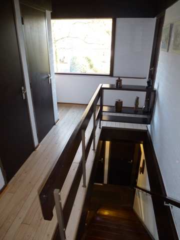 1E VERDIEPING Ruimtelijke overloop met houten vloer en toegang tot een 4-tal slaapkamers en een doucheruimte. Ketelruimte met opstelling HR-ketel (Remeha ca. 2007) en vaste bergkast.