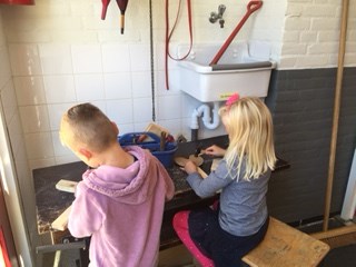 Pagina 2 Nieuwsgearig Groep 1/2 We hebben weer een nieuwe leerling in de klas Johannes (het broertje van Anne-Jan). Hij wordt binnenkort 4 jaar en komt dan elke dag. We vinden het fijn dat je er bent.