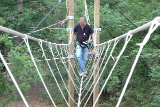 De Ligging en Bereikbaarheid Midden in de bossen van de Veluwe ligt een voor Nederland uniek groepskampeercentrum De Sprengerheuvel. Het terrein is ca. 7 ha. groot en zeer bosrijk gelegen.