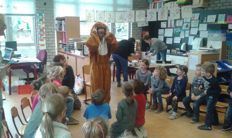 Klassenlunch In groep 7-8 werd een klassenlunch georganiseerd. De leerlingen hebben gesmuld en werden bewust gemaakt van gezonde voeding. De foto s staan op de website.