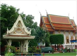 De bezienswaardigheden van Chiang Mai Chiang Mai is centraal gelegen in Noord Thailand en daardoor zeer geschikt als uitvalsbasis voor diverse uitstapjes.