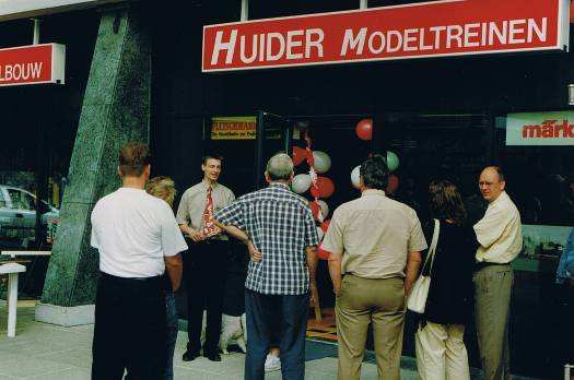 De verhuizing en opening van de nieuwe winkel hebben wij aan de grote klok gehangen en in diverse