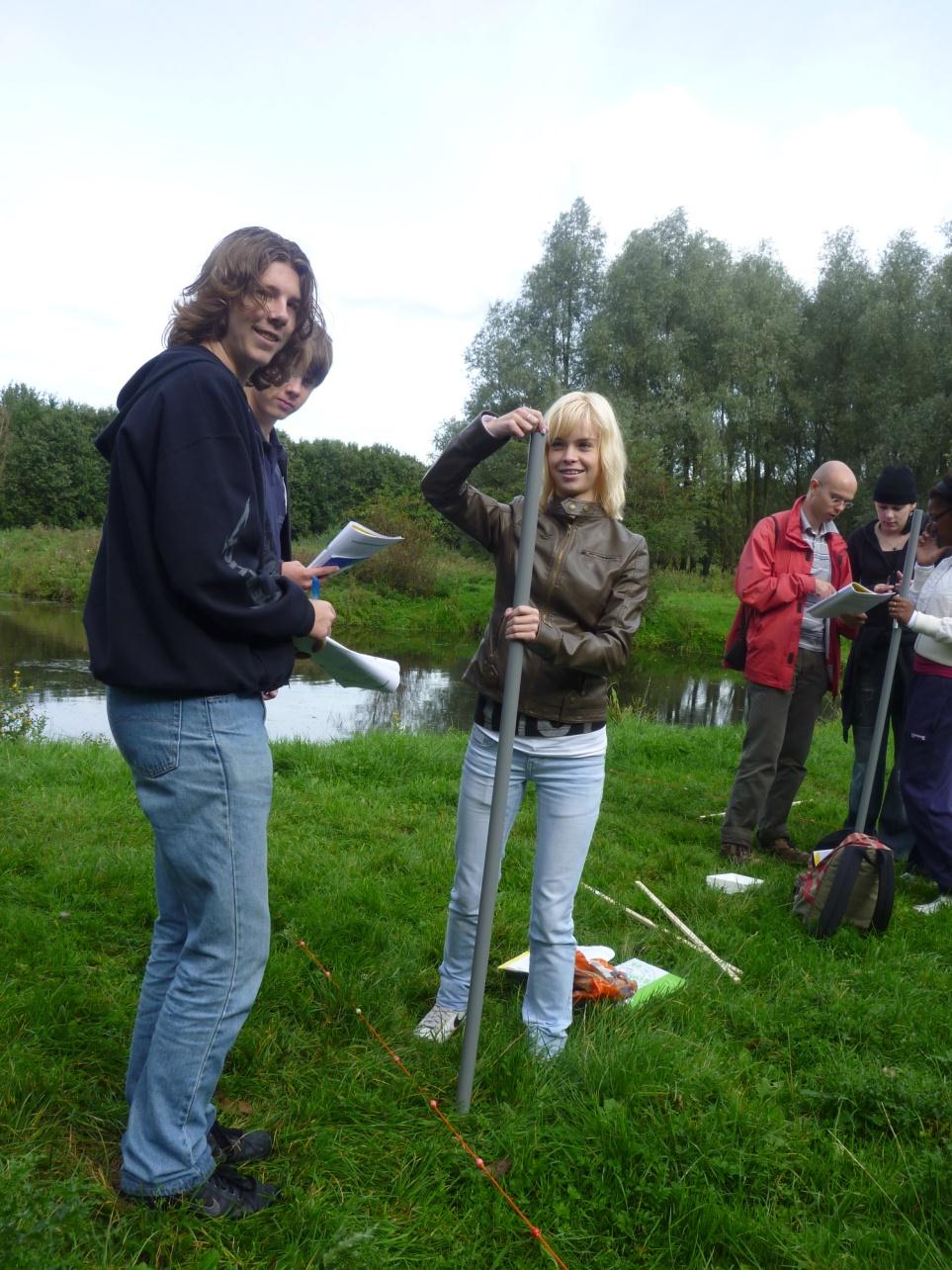 31 Gewapend met valbuis, valkogel en diverse andere meetinstrumenten