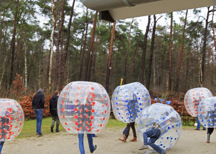 Bubble ball Komisch een hilarisch spelletje voetballen! NI EU W!! De Bubble Ballen liggen al klaar voor gebruik als de deelnemers arriveren, de wenkbrauwen fronsen zich.