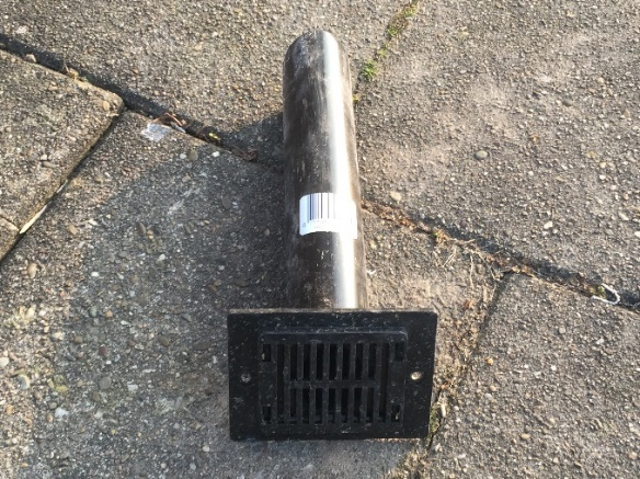 Indien dit niet mogelijk is of als er sprake is van te weinig ventilerend oppervlak, dan moeten er renovatiekokers aangebracht worden zoals hieronder afgebeeld. Fig. 19: renovatiekoker Fig.