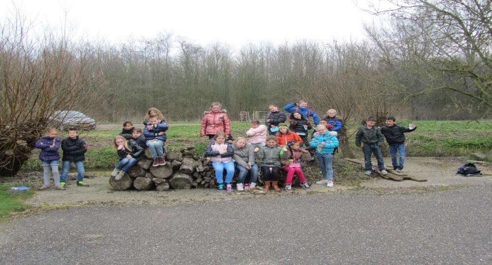 Donderdagbrief 26 maart 2015 Lammetjes kijken met groep 5 Afgelopen dinsdag 24 maart ging groep 5 op de fiets naar de boerderij van de familie