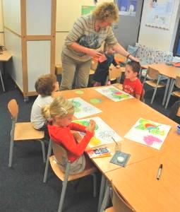 Zodra een leerling op het terrein van de school of bij de fietsenstalling is, moet de telefoon uit staan.