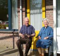 Noordlaarder Nieuws, mei 11 7 Hoe zou het toch zijn met Gerrit en Jantje Ottens Door Ettie Huizing EEN GESPREK Voor de deur van zijn flat staat Gerrit Ottens me al op te wachten.