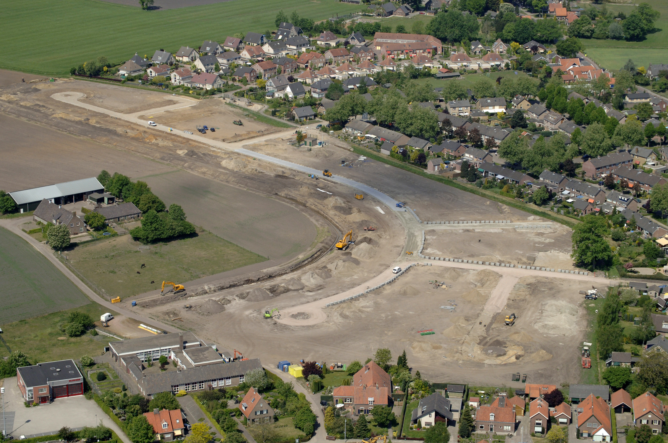 MEER RUIMTE VOOR EIGENBOUW Studieochtend eigenbouw in BLS-gemeenten Luchtfoto van Laren III, gemeente Lochem, waar de toekomstige bewoners zelf de stedenbouwkundige opzet en verkaveling hebben