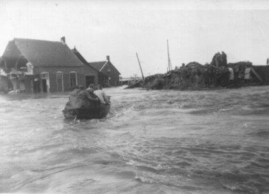 Naam: DE WATERSNOOD- RAMP Het is 31 januari 1953. Het stormde vreselijk In Zeeland. Toch waren de meeste mensen gewoon rustig naar bed gegaan.