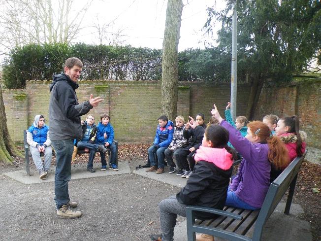 Volgende stap in het project: We mochten naar het toneel Struisvis! Potvogel! Water! Held! in het museumtheater.