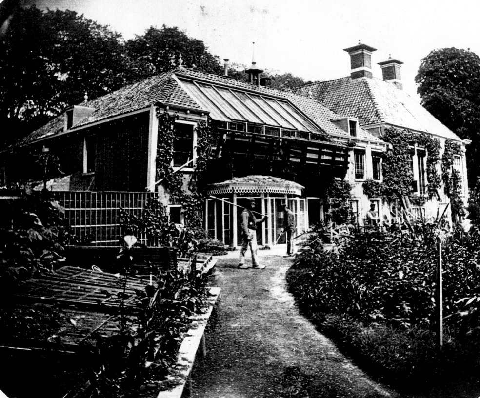 Het Koetshuis na de uitbreiding met een serre, orangerie en een schildersatelier. van het gasthuis, maar bij Assuerus op Schatzenburg. In 1885 laat Assuerus zijn testament opmaken.