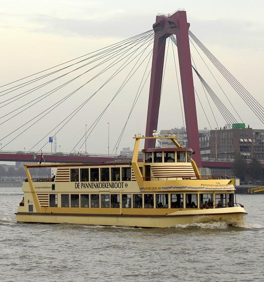 HUURINFORMATIE 2015 Heeft u iets te vieren voor heel de familie of wilt u iets speciaals organiseren voor het personeel? Dan is de Pannenkoekenboot Rotterdam de juiste locatie!