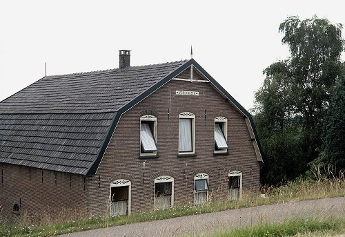 Het verdwenen dorpje Verhuizen In de Betuwe was vroeger sprake van een aantal dorpjes, die niet meer als zodanig te herkennen zijn.