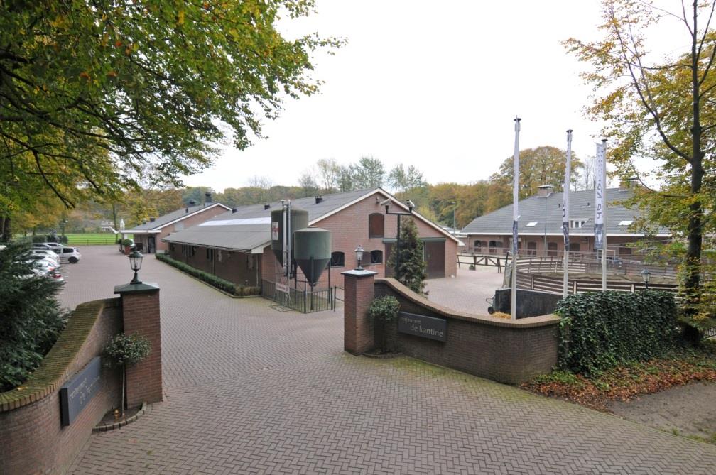 ALGEMEEN Aan de rand van de Bilderberger bossen en aan de rand van het idyllische dorp Oosterbeek wordt u aangeboden een multi-functioneel COMPLEX met landhuis, met restaurant en ruitercentrum 'de