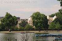 Regent s Park tegenwoordig Londen Tablet versie 1 Het park heeft een groot aantal sportaccomodaties, zoals tennisterreinen en een trainingsroute. Het hoogtepunt van het park is de Londense Zoo.