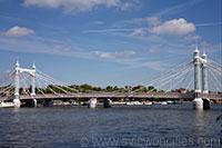 De Albert Bridge is een erg flamboyante brug die de Thames overspant tussen Chelsea en Battersea ten zuidwesten van het centrum van Londen.