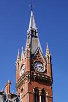St. Pancras International Londen Tablet versie 1 Mede dankzij de exuberante neo-gotische architectuur is St. Pancras veruit het meest bekende van de talloze treinstations in Londen.