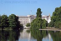 Buckingham Palace Londen Tablet versie 1 Buckingham Palace, een van verscheidene paleizen in Londen die eigendom zijn van de koninklijke familie, is een van de bekendste toeristische attracties in