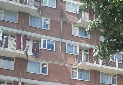 Figuur 2 Casus Het scheve huis (foto gemeente Tilburg) Antillenflat Leeuwarden De Antillenflat in Leeuwarden haalde in mei 2011 het landelijke nieuws toen daar vijf galerijplaten bezweken en