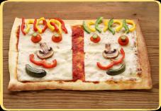 Recept voor een Plaatpizza Benodigdheden 1 pak Koopmans Pizza Compleet 2 dl (200 ml) water 7 el tomatensaus met basilicum 4 plakken kaas 2 kerstomaten ¼ groene paprika ¼ gele paprika ¼ rode paprika 1