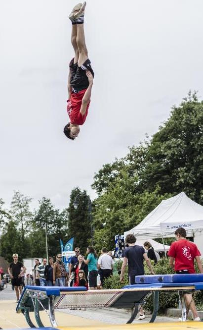 P a g i n a 5 Sponsor mogelijkheden Gouden Gymnast OJE biedt u: Bedrijfsnaam-vermelding op elke pagina van de OJE website met hyperlink naar uw bedrijfswebsite.