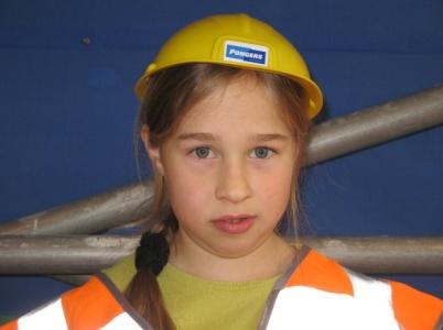 Hallo, Hier de bouwvakkers uit groep 4b. We werken in de klas over de bouwplaats. We hebben veel woorden geleerd, gereedschap bekeken, een steiger opgebouwd en verder veel geknutseld en getekend.