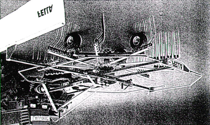 schuin gesteld worden en loopt slechts tot na het eerste harkelement. De loopwielen lopen dus voor het tweede harkelement. In transportstand wordt het tweede harkelement dwars opgetrokken.