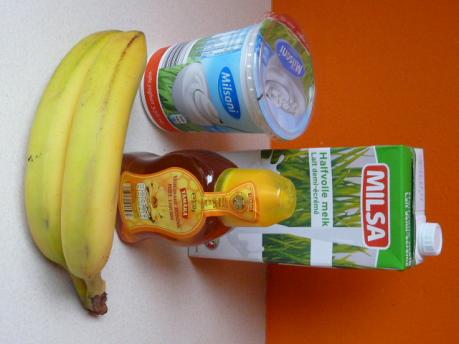 Bananenmilkshake Dit heb je nodig: Voor 4 personen: 2 bananen 500 ml melk 250 ml yoghurt