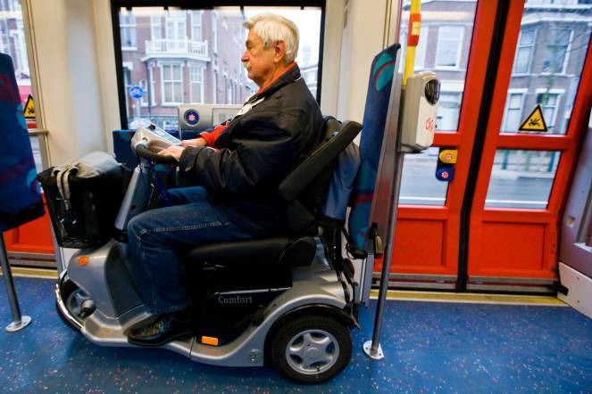 Door achteruit te steken komt de rolstoel of scootmobiel met de rug tegen de steunplank te staan. Onderstaande tekening illustreert de instaproute.