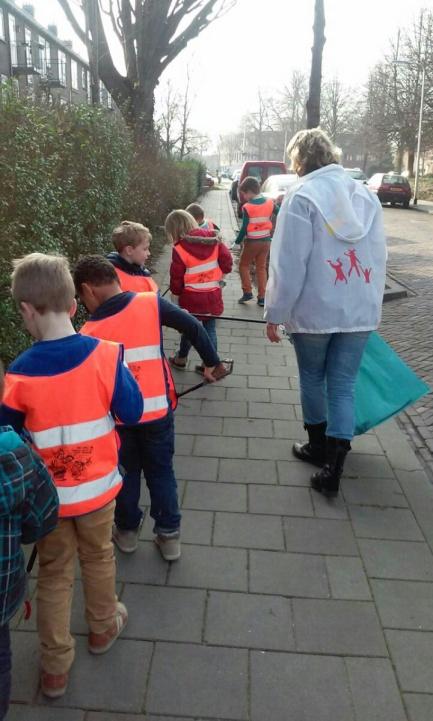 Onderdeel van het thema Vuilnisman was het schoonhouden en schoonmaken van de buurt.