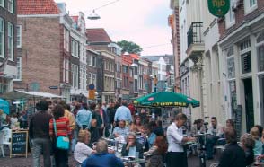 3.3.1 Historie en dynamiek in het centrum Het centrum van Dordrecht fungeert tevens als het centrum van de regio.