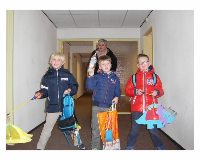 De kinderen zijn erg verwend door de bewoners van Hoogwatum. Nadat ze voor alle bewoners op de gang hadden gezongen, verzamelden de kinderen zich in de grote zaal op de 9 e verdieping.