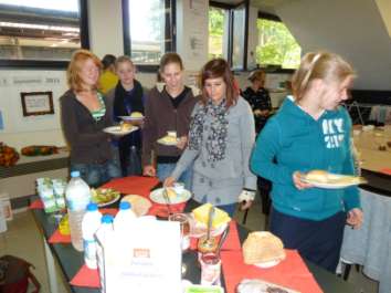 Tine KAP 4B We hebben op dinsdag 13 september s morgens met de klassen kap 4b, kap 4a, gkm 4. Een heerlijke ontbijt gedaan met vers fruit zoals peren en kiwi s. Het was heerlijk.