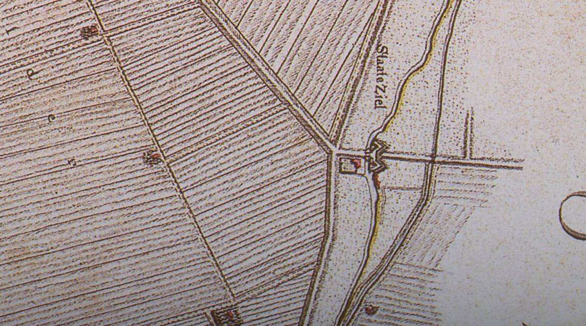 Tenaille bij Oude Statenzijl (Generaliteits of Staaten Zijl) In 1707 werd bij het huidige Oude Statenzijl gelijktijdig met het sluiscomplex een versterking aangelegd.