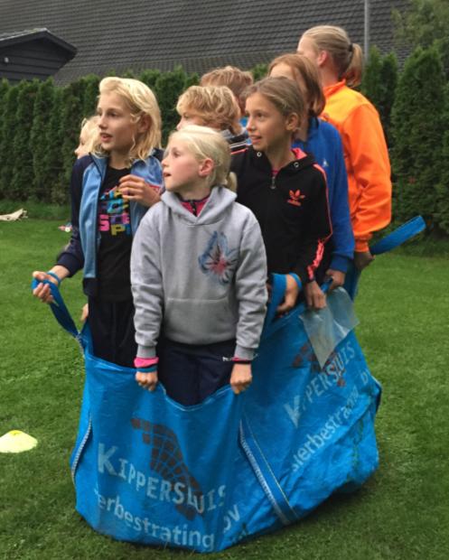 Het woord KNOFLOOKSAUS de rest van het trainingsweekend vaker is gehoord dan TRITON? Na het eten de minioren aan hun avondspel begonnen? Jasper M. het spel boomstamrollen niet zo leuk vond?