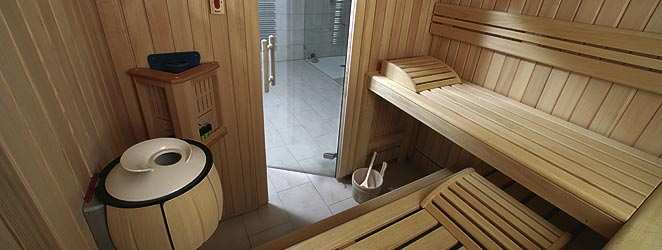 wandverwarmingssysteem Special geprofileerde houten saunadelen 16mm dikke houten delen aan binnen en buitenzijde van de cabine De houten delen worden verdekt geschroefd,