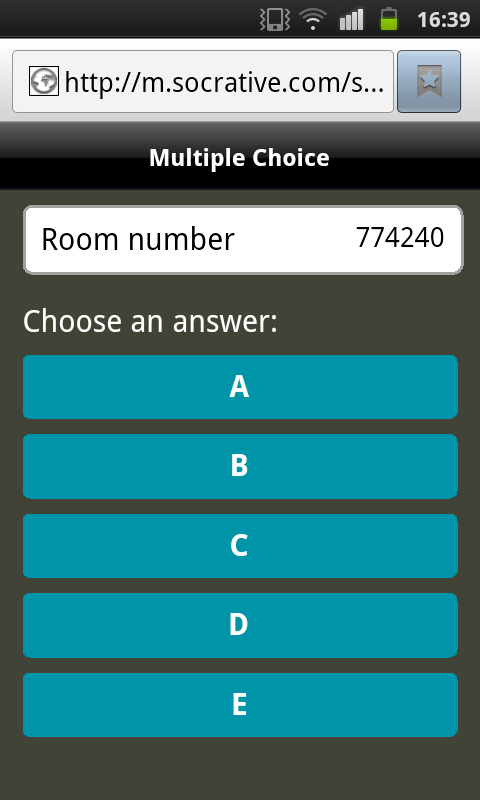 U kunt bijvoorbeeld een mulitple choice vraag en de antwoordmogeliikheden kort voor of tijdens het college in een Powerpointdia zetten.