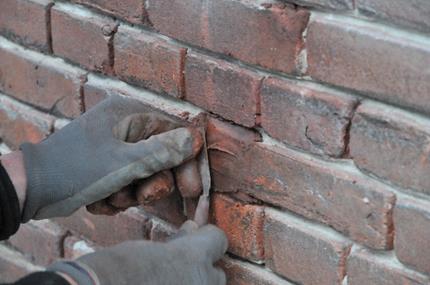 4.10 Varia Reparatie van baksteen voorafgaand aan het voegwerk met reparatiemortel die is bereid met de juiste kleur en korrelstructuur.