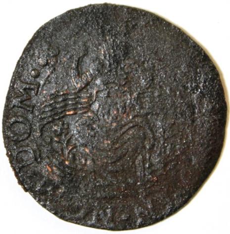 5.3.1 MUNTEN In het scheepswrak zijn twee munten gevonden. De eerste munt is een koperen duit uit de periode 1593-1598 (Van der Wis & Passon 2009, 252). Op de voorzijde (fig.