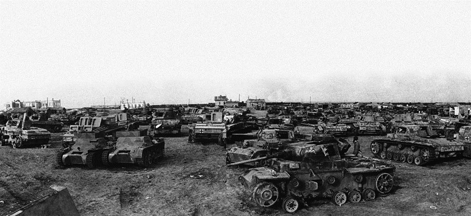 Buitgemaakte Duitse tanks na de slag bij