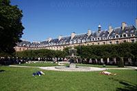 Huis van Victor Hugo Vele bekende Fransen leefden hier aan dit plein, onder hen Richelieu en Victor Hugo.