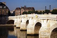 Vooruitstrevend Ontwerp Voor zijn tijd was de 232 meter lange en 22 meter brede Pont Neuf een heel moderne brug met verscheidene vernieuwingen.