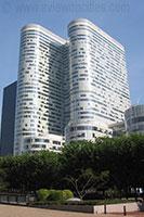La Défense La Défense is de belangrijkste zakenwijk in Parijs. Veel van de hoogste en modernste gebouwen van de stad bevinden zich in deze zakenwijk.