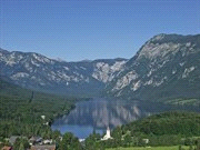 terrasje langs de beek, resten nog enkele bijna vlakke kilometers met zicht op het meer van Bohinj, tot u terug bent in Stara Fuzina.